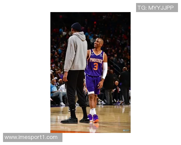 布克复出状态渐入佳境半场出战13分钟贡献10分2助