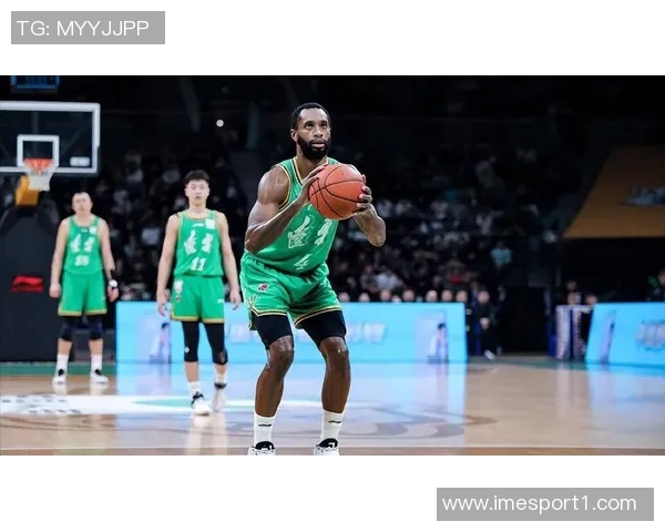 前辽宁三冠外援弗格正式加盟上海队开启新篇章