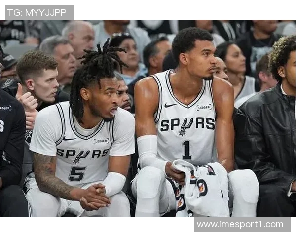 米奇约翰逊强调文班是球队基石但他渴望团队合作而非孤军奋战 米奇约翰逊强调文班是球队基石但他渴望团队合作而非孤军奋战